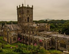 Descubre la majestuosa Catedral de San David en Pembrokeshire: una experiencia turística imperdible en Gales