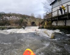 Descubre la belleza natural de Gales con un emocionante viaje en kayak por el río Dee