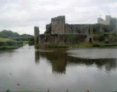 Descubre el impresionante Palacio de Caerphilly en un emocionante viaje turístico por Gales